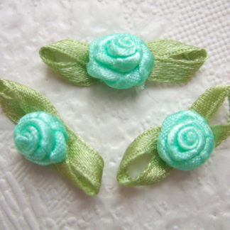 Mooi satijnen roosje met blad ~ 10 mm ~ Mint groen