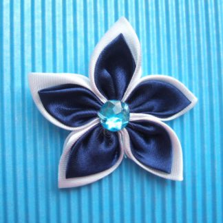 Grote satijnen bloemen