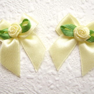 Strikjes satijn roosje