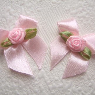 Strikjes satijn roosje