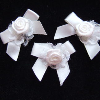 Strikjes roosje kant