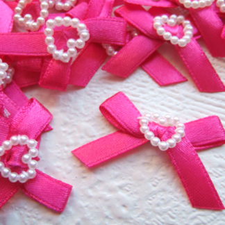 Strikjes satijn hartje